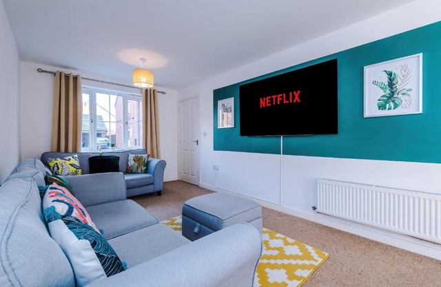 3 Bedroom! 3 Toilets! Contractors and Groups! Free Parking! Driveway! NEW BUILD HOUSE!