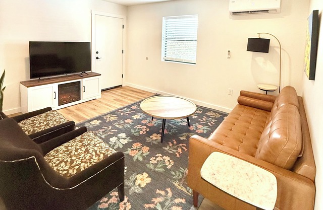 3-bedroom Apt in central location/Tacoma with AC, WiF. Above cute restaurant.