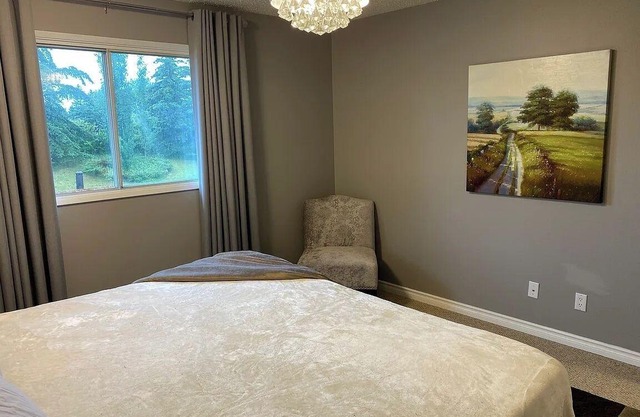 3-bedroom house in amazing Edmonton with WiFi, AC