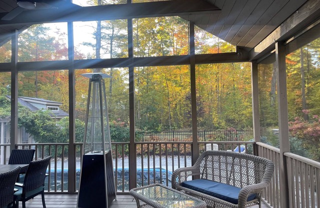 3-bedroom house in Saratoga MINUTES to track with pool, hottub, pool table