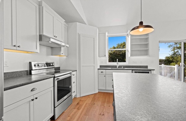 3-bedroom house with WiFi in De Pere - plus free parking near Lambeau Field