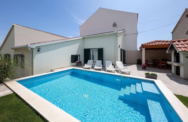 3 bedroom nice home in Mravince