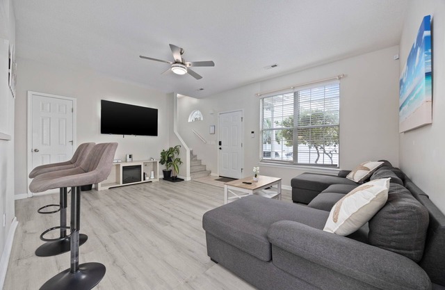 3-Bedroom, Pet Friendly Villa w/Private Yard-3 min walk to Beach!