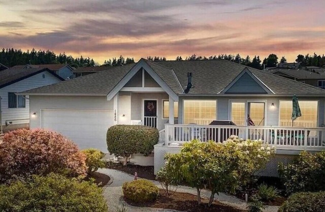 3 BR Retreat Home~ Hot tub~Country Club and Private Beach Access