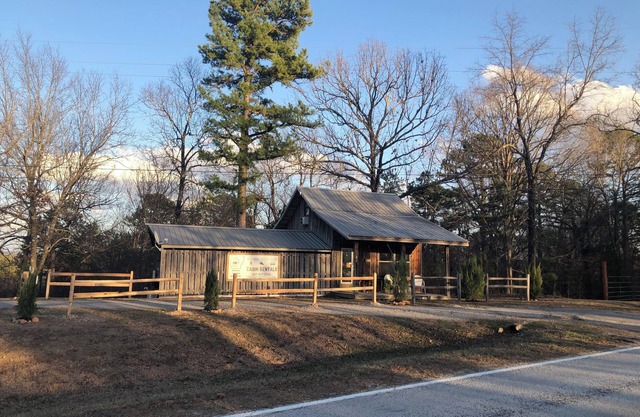 3 cabins on 2 acres - Great for groups - Minutes to Buffalo