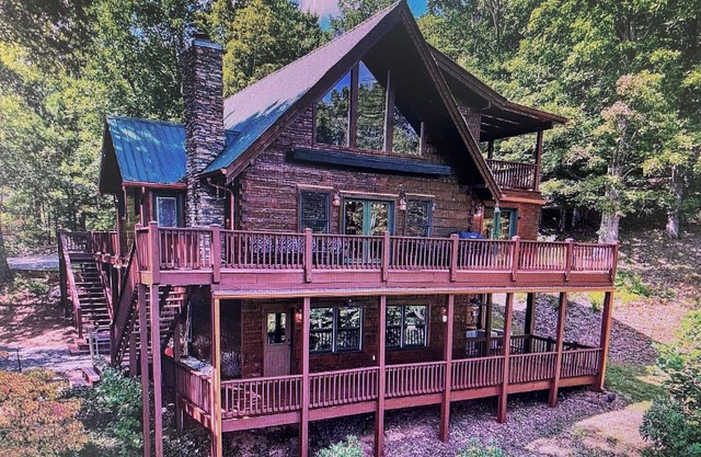3 KINGS! Long Range Views, Hot Tub, Fire Pit, Pool Table - 1 mile off HWY 76