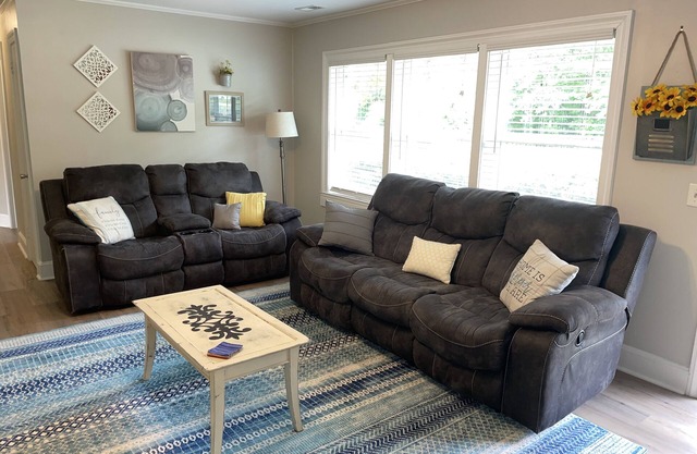 3 mi to Topsail Island, Large fenced in backyard. Bring your boat!