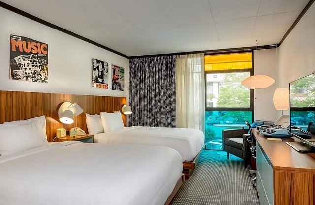 3 Relaxing Units Short walk from Prudential Tower! Parking, Pool, Pets Allowed!