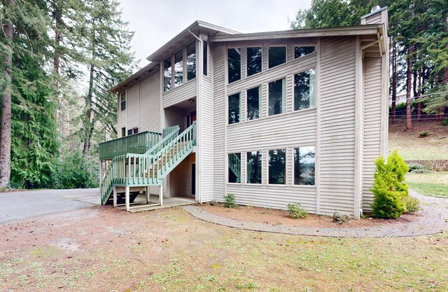 3-story home with private deck, bar/entertainment room, & W/D