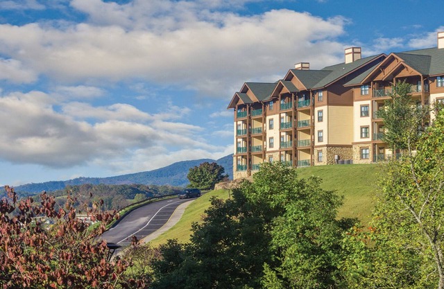3BD/2Bath - Smoky Mountains Retreat! Gorgeous Views, Pools, + More!