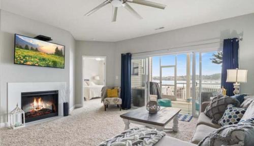 3BD 3BA Gated Condo LakeFront Lake Ozark, MO Isla Del Sol 4 M from Dam