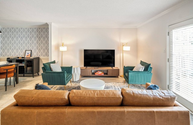 3bd/Centrally located/stylish/North Hills/PNC arena/Crabtree Valley Mall