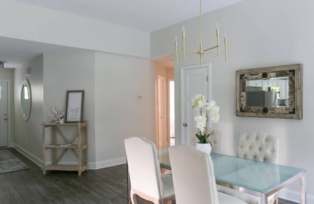 3Bed/2Bath Ritzy 1 of 3