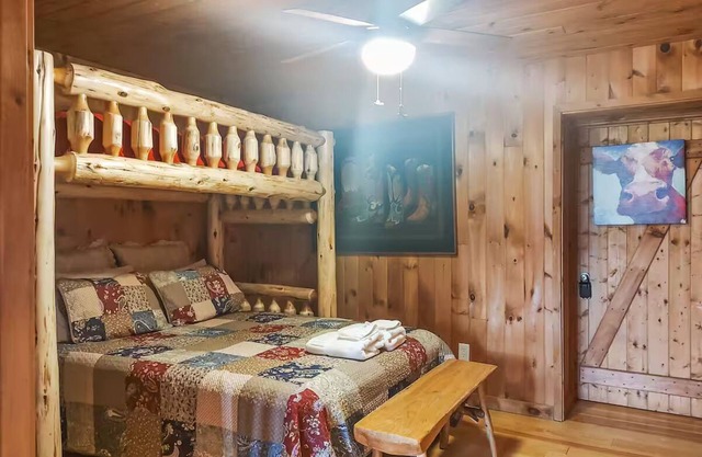 3BR Cabin on 6 Acres, VIEWS, Hot Tub + Fire Pit, Game Room - Rustler's Ridge