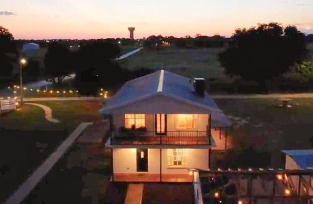 3BR Retreat – 2 Mins to WinStar Karaoke + Fire Pit Fun”