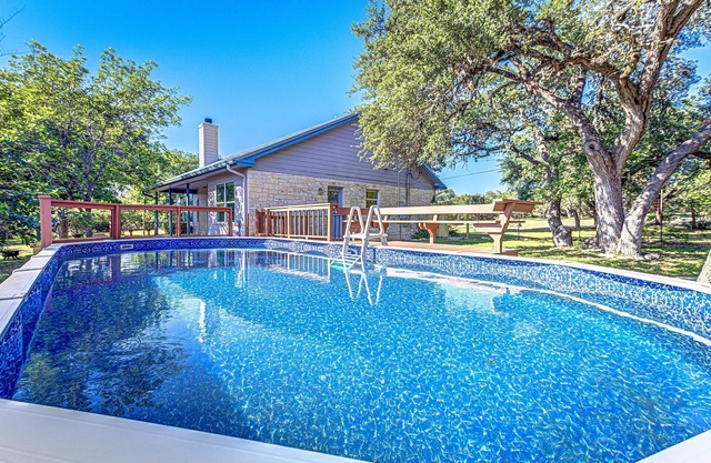 4 BDRM Hill Country Home with Pool Near Wineries!