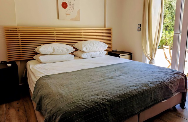 4-Bedroom Apartment with Sea View, Wi-Fi and Air Conditioning