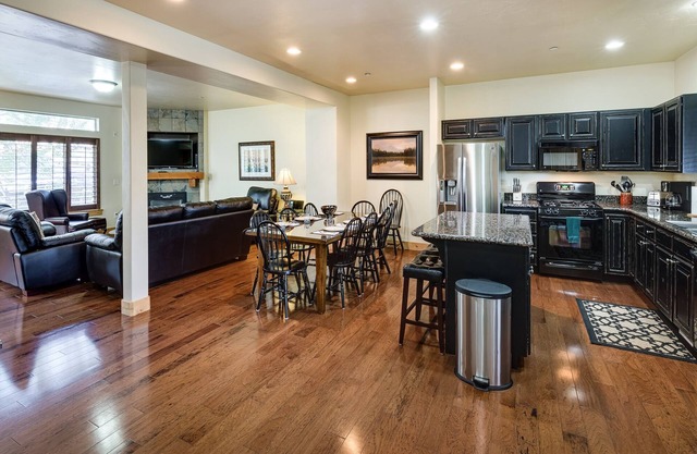 4 BR 3 1/2 Ba Townhouse-Gas grill, hot tub