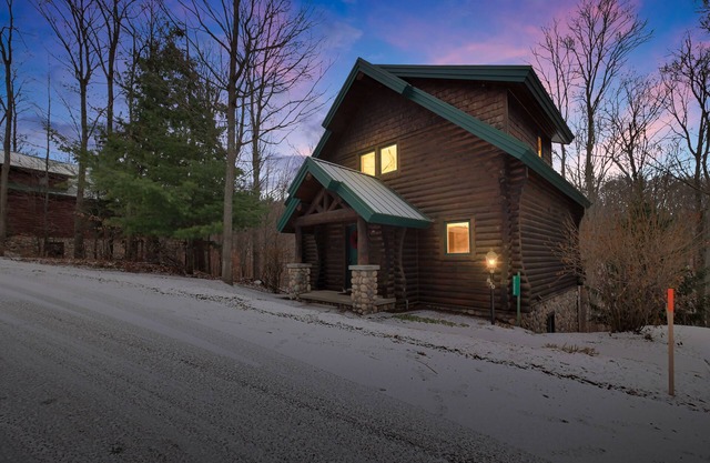 4 BR Mountain Cabin | Private Hot Tub | Ski-in/Ski-out | Sleeps 13 Guests!