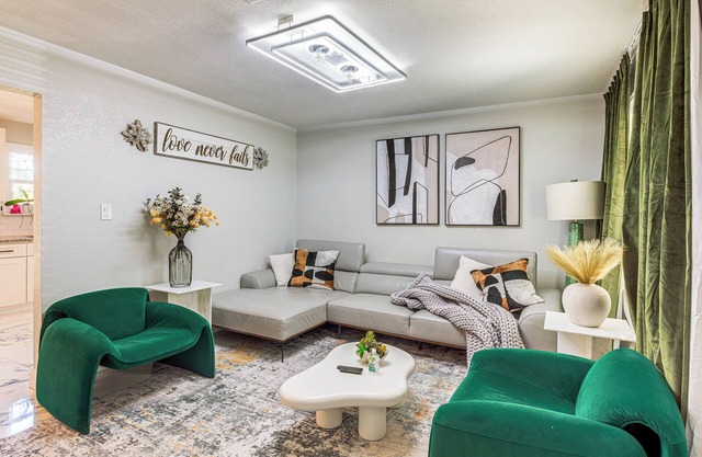 4 Mi to AT&T Stadium: Modern Home w/Fenced Yard