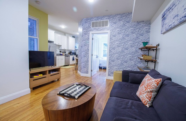 4BD 1.5BTH Sunny Apt in Roxbury