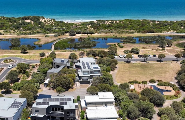 4CHP The Sands Torquay . Across the road from Whites Beach Beachfront LUXURY
