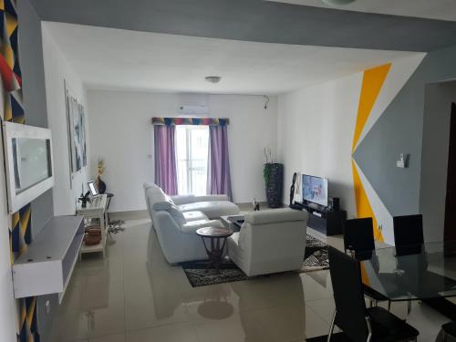 5-Bed Apartment Sleeps 10 - Wi-Fi - Free Parking