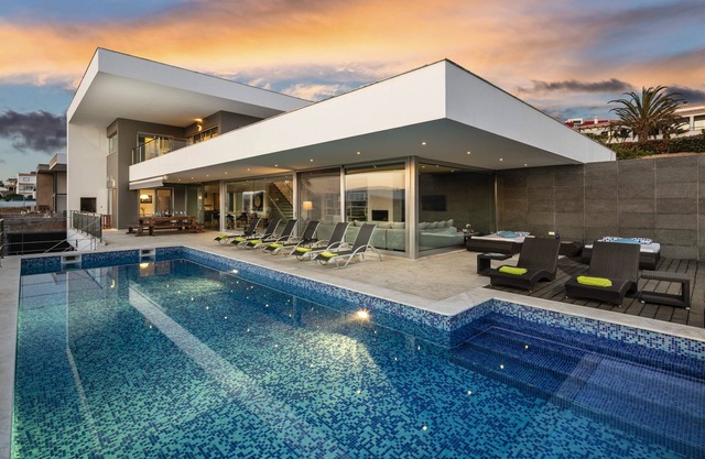 5 bedroom luxury modern villa with private pool walking distance of Ferragudo