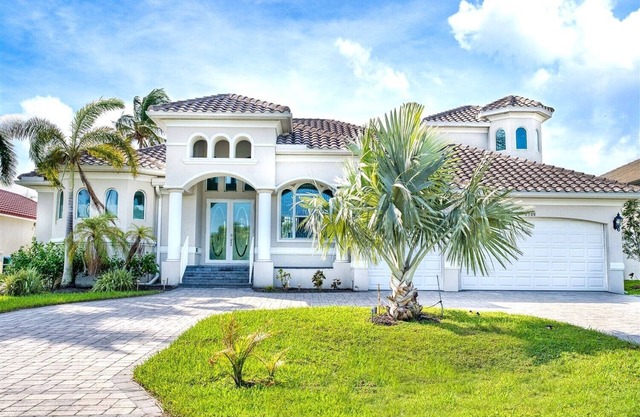 5 bedrooms/4 bathrooms/waterfront/heated pool & whirlpool/south facing
