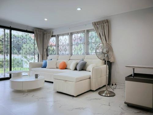 5 beds 452sqm with Private garden Pet-friendly CCTV quiet and homey