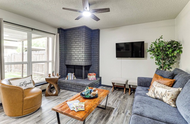 5 Mi to AT&T Stadium: Townhome w/Community Pools!