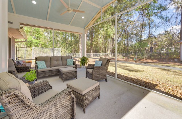 5 Mi to Dtwn Beaufort: Home w/Screened-In Patio