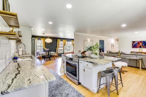 5 Mi to Lake Keowee Stylish Salem Home with Yard!