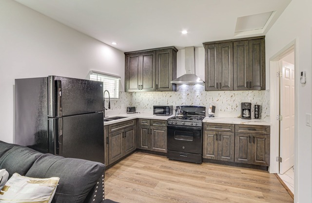 5 Mi to Metrolink: Pet-Friendly Los Angeles Home!