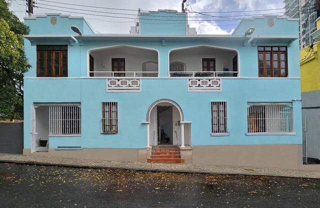 5 min walk to a beautiful beach and a big shady park! 25min walk to Old San Juan