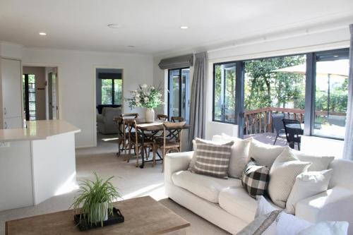 5-min walk to Village - Havelock North Holiday Home with Spa Pool