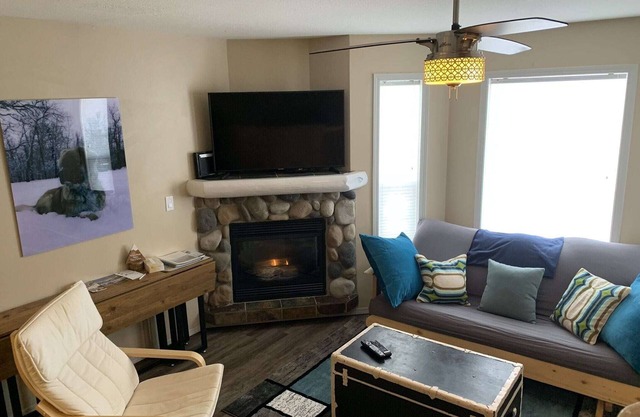 5 Mins to the Resort & Fernie. On the Elk River