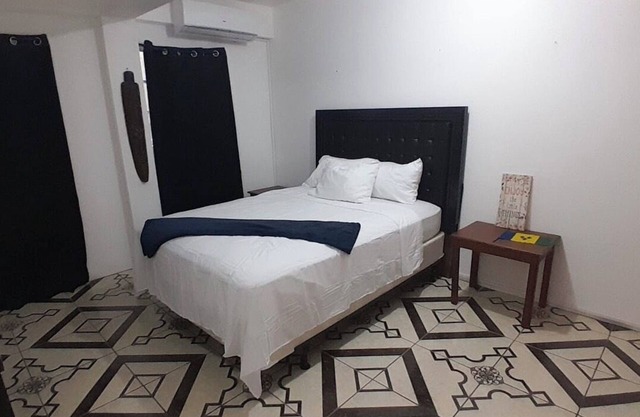 5 mins walk from Kingstown! Private 1-bedroom apartment with AC. Pet-Friendly!