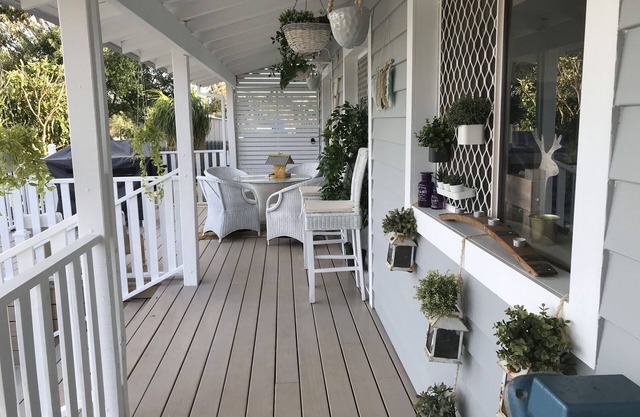 5 minuets to BEACH and MARINA sunsets Transport at front