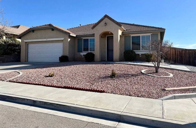 5 minutes to Freeway! Spacious Modern Corner House & Patio