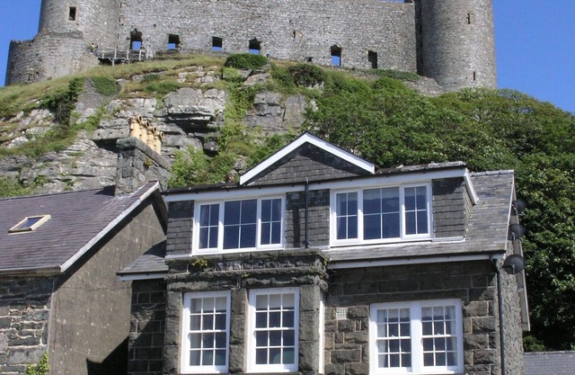 5*property At Harlech Is Situated At The Foot Of The Castle Sleeps 12