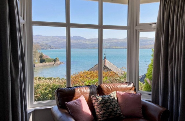 5 Star Cottage, Sleeps 8, Amazing Sea & Mountain Views