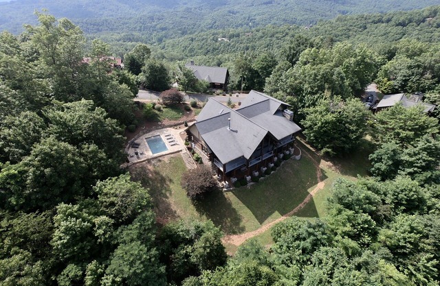 5500 sf cabin: 6 king/2 queen beds, heated pool/spa, game room, mountain views