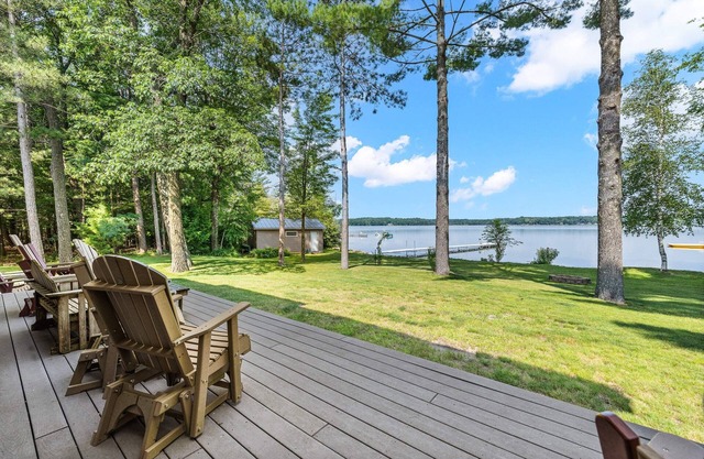 5BR Retreat: Waterfront, Kayaks, BBQ & More