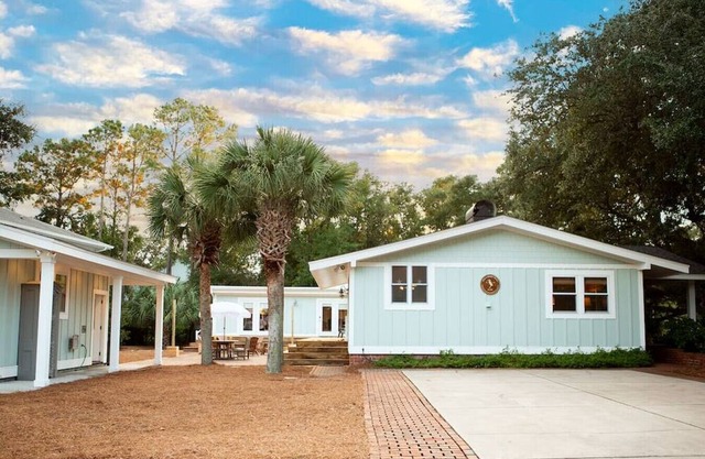 5BR, w/guest house, walk to beach, kid friendly
