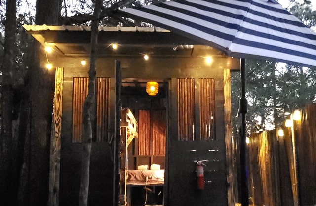 6 Acres! Rustic Tiny Zen Cabin & Private Garden - BEACH 8 mi/DT 6mi