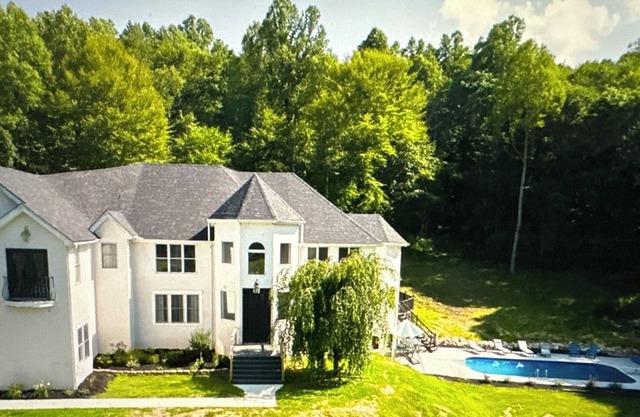 6 bed Mansion-jacuzzi,pool,bbq-pit,gym,pond,4500 sqft,hottub,deck,garage,kitchen