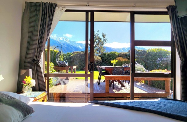 6 bedrooms, 5 bathrooms, 8 beds, Hot Tub, Spectacular Mountain views & Gardens