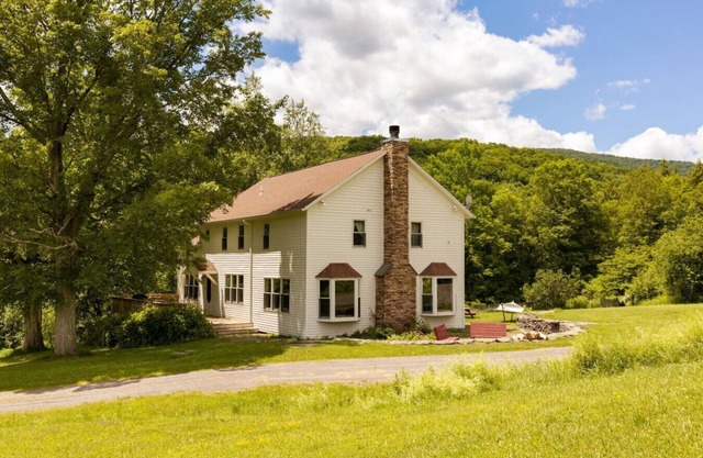 6 BR Country Farmhouse only 2 miles from SKIING