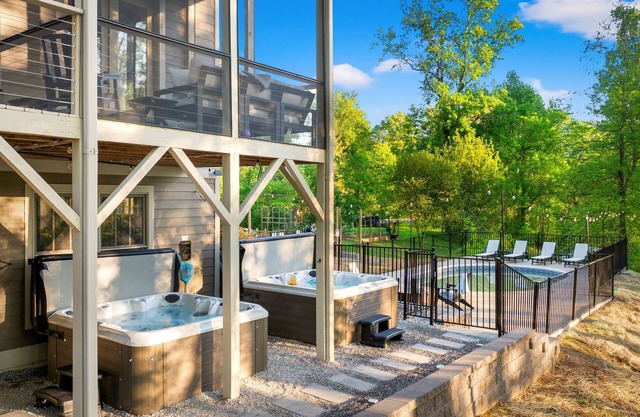 6 King Bedrms! Heated Pool. 2 Hot Tubs. Game Room. 3 Fire Pits. Sleeps 22!